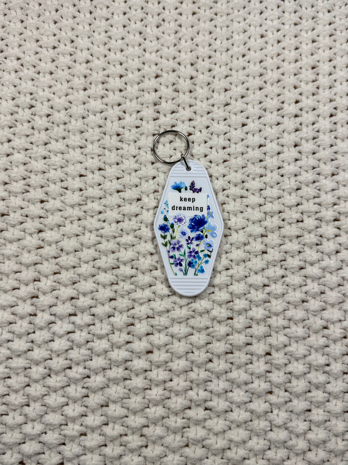 White Keychain - Keep Dreaming Design